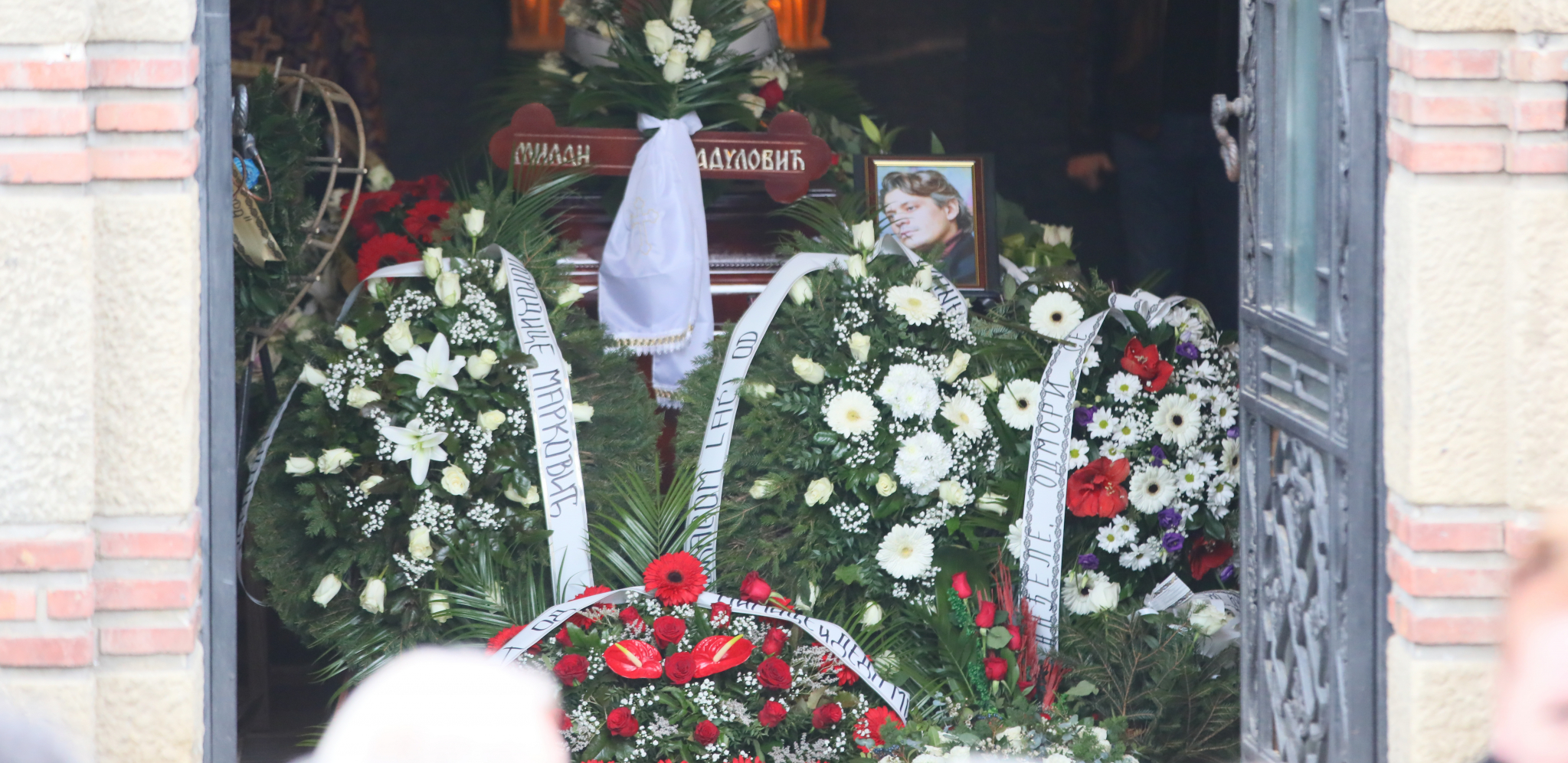 SAHRANJEN MILAN LAĆA RADULOVIĆ Večno počiva pored majke i brata! Futa nad grobom sina briše suzne TUGA I JECAJI PORODICE I PRIJATELJA(FOTO/VIDEO)