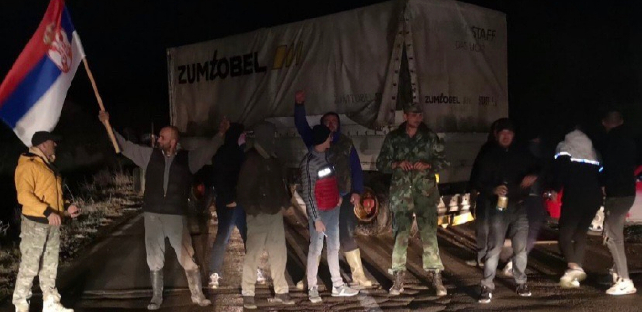 PODRŠKA BRAĆI I SESTRAMA SA KOSOVA I METOHIJE! Grupa Srba blokirala Merdare (FOTO)