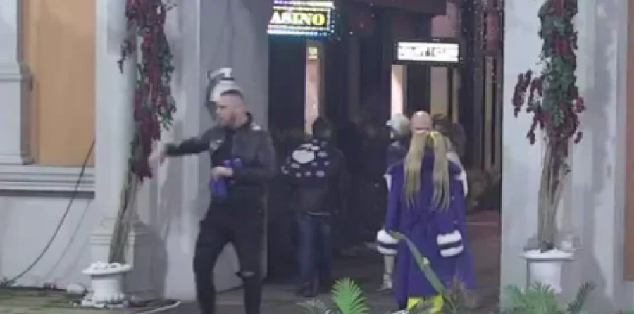 PREBACIO OD BESA Car vileni po imanju jer gubi na kocki, Boki ga izveo iz takta