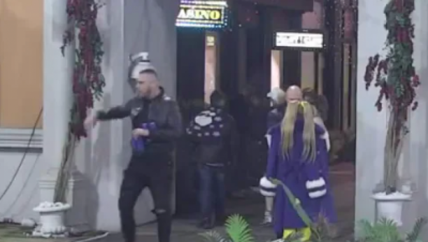 PREBACIO OD BESA Car vileni po imanju jer gubi na kocki, Boki ga izveo iz takta