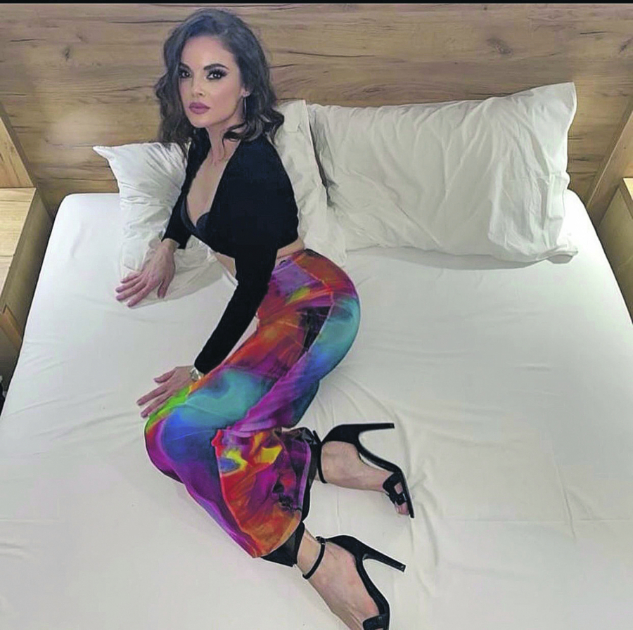 POHOTNA I SAMA U KREVETU Slavica mami muškarce