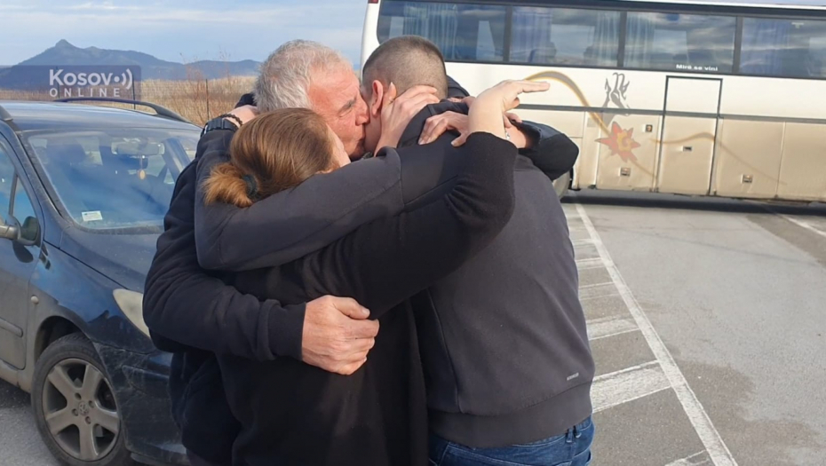 CELA PORODICA PLAČE OD SREĆE! Prvi susret Nikole sa porodicom nakon oslobađanja (FOTO)