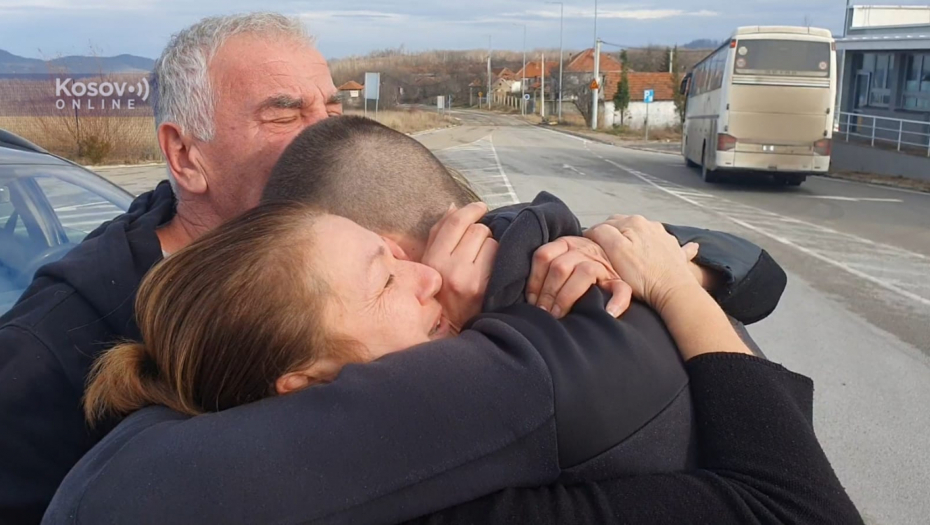 CELA PORODICA PLAČE OD SREĆE! Prvi susret Nikole sa porodicom nakon oslobađanja (FOTO)
