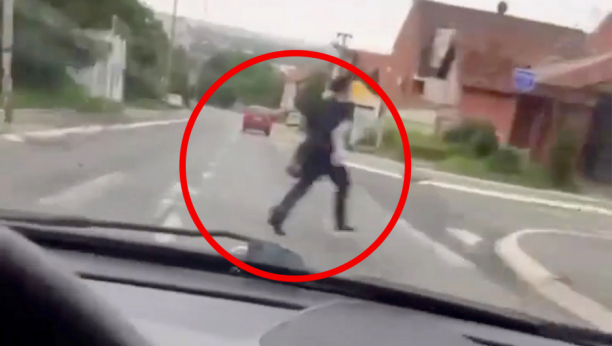 GDE LETIŠ, SRAM TE BILO?! Bahati vozač nagazio niz Višnjičku Banju, žena beži sa pešačkog! (VIDEO)