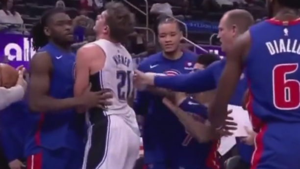 U NBA DUGO NIJE VIĐENA OVAKVA TUČA Nokautirao rivala sa leđa, zakucao ga pesnicom u glavu (VIDEO)