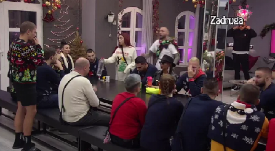 TUKAO SI MAJU SVE VREME Palčica na stubu srama zbog ponašanja prema Petrućiju, brutalno udarila na Cara