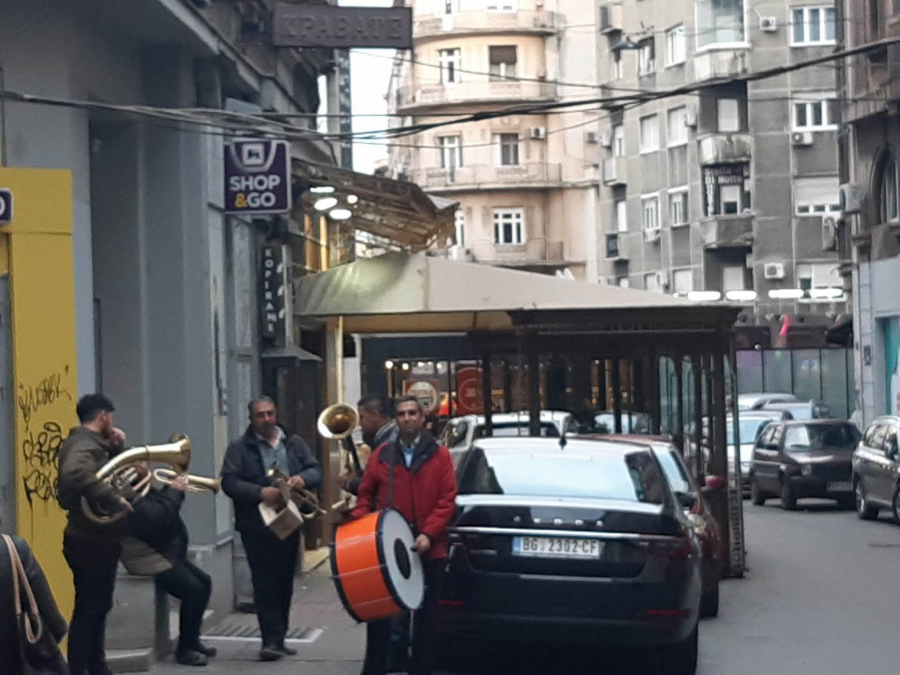 PRAZNIČNA ATMOSFERA NA ULICAMA BEOGRADA Evo kako je grad izgledao par sati pred Novu godinu (FOTO)