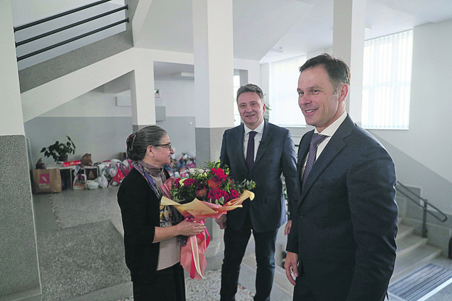 EKSKLUZIVNO Ekipa Alo! sa ministrima i njihovom razrednom u Petoj beogradskoj posle 30 godina: SINIŠA I MIHAILO OD ŠKOLSKIH DO MINISTARSKIH KLUPA (VIDEO)