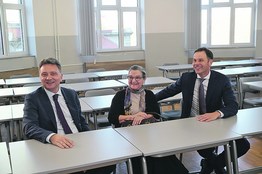 EKSKLUZIVNO Ekipa Alo! sa ministrima i njihovom razrednom u Petoj beogradskoj posle 30 godina: SINIŠA I MIHAILO OD ŠKOLSKIH DO MINISTARSKIH KLUPA (VIDEO)