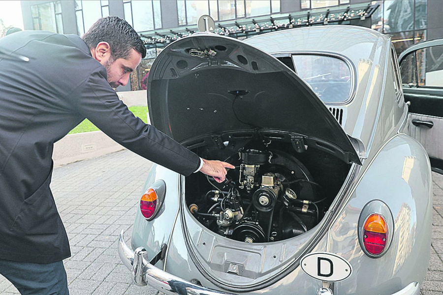 VOLITE LI BRZU VOŽNJU? Ministar Momirović provozao ekipu Alo! svojim omiljenim oldtajmerom 20 na sat (VIDEO)