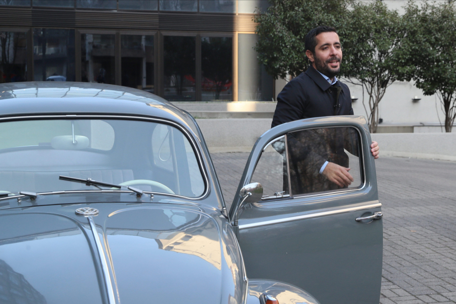 VOLITE LI BRZU VOŽNJU? Ministar Momirović provozao ekipu Alo! svojim omiljenim oldtajmerom 20 na sat (VIDEO)