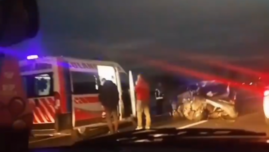 AUTOMOBIL OD SILINE UDARA OSTAO ZGUŽVAN Teška saobraćajna nesreća na auto-putu Miloš Veliki (VIDEO)
