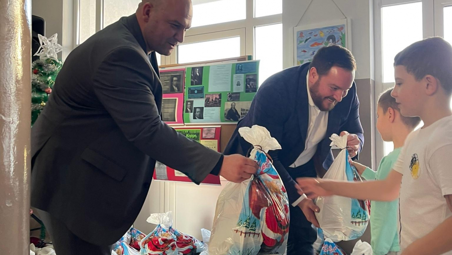 NOVOGODIŠNJI PAKETIĆI ZA SRPSKU DECU NA KOSOVU I METOHIJI Opštine Stari grad i Čukarica obradovale mališane (FOTO)