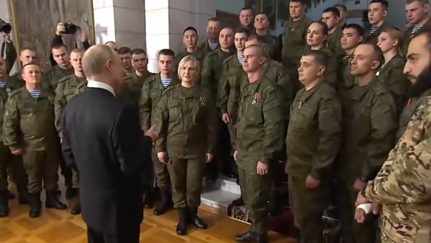 DA SE NAJEŽIŠ "Ili sve predati ili se boriti!" Putinov govor ruskim vojnicima koji će se pamtiti (VIDEO)