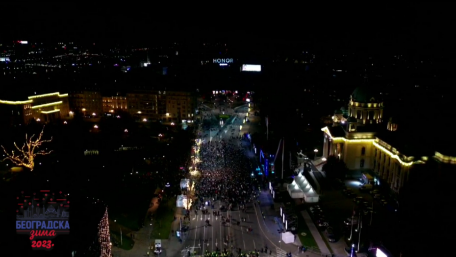 SVE JE SPREMNO ZA ISPRAĆAJ STARE GODINE Centar Beograda prepun ljudi, samo da krene odbrojavanje poslednjih sekundi