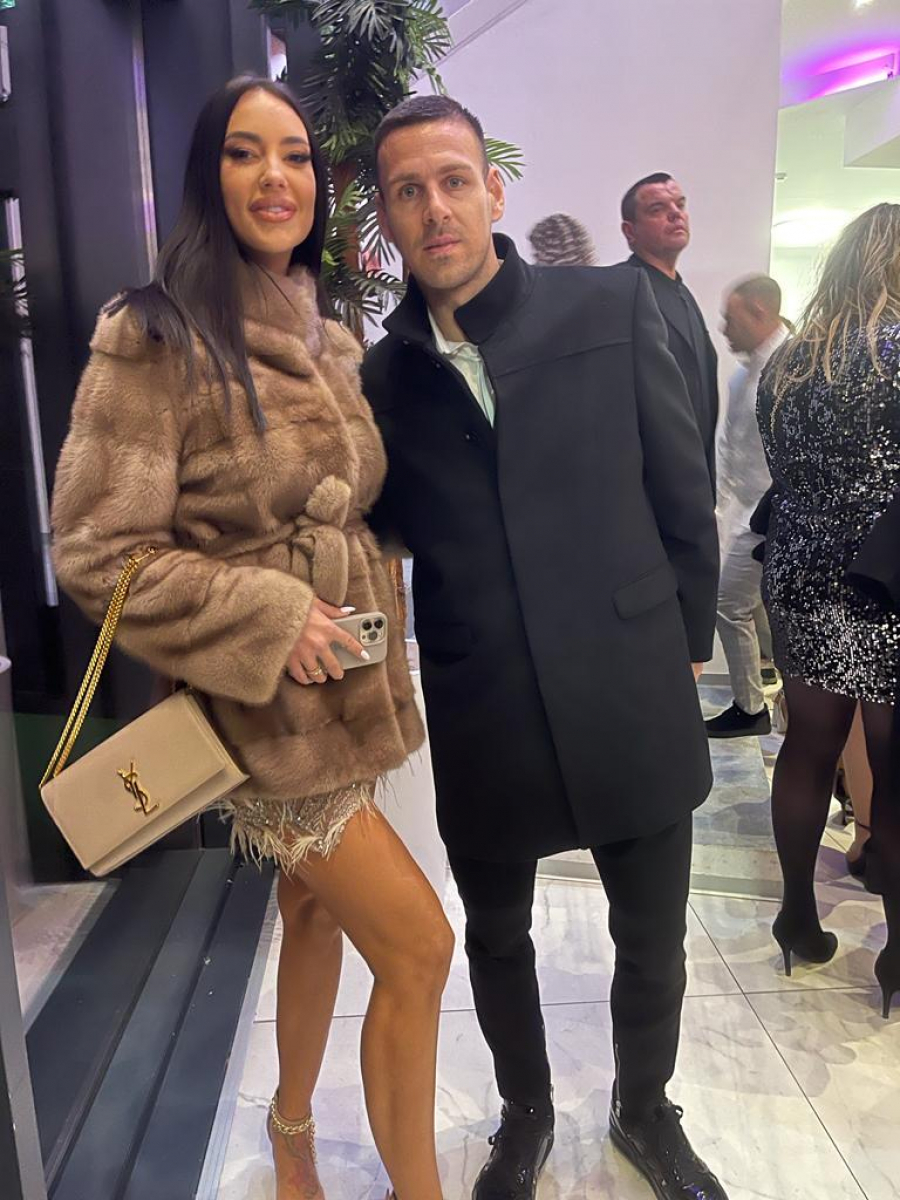 GOBELJA OBORIO KAĆU S NOGU Romantičnim gestom joj čestitao 8.mart