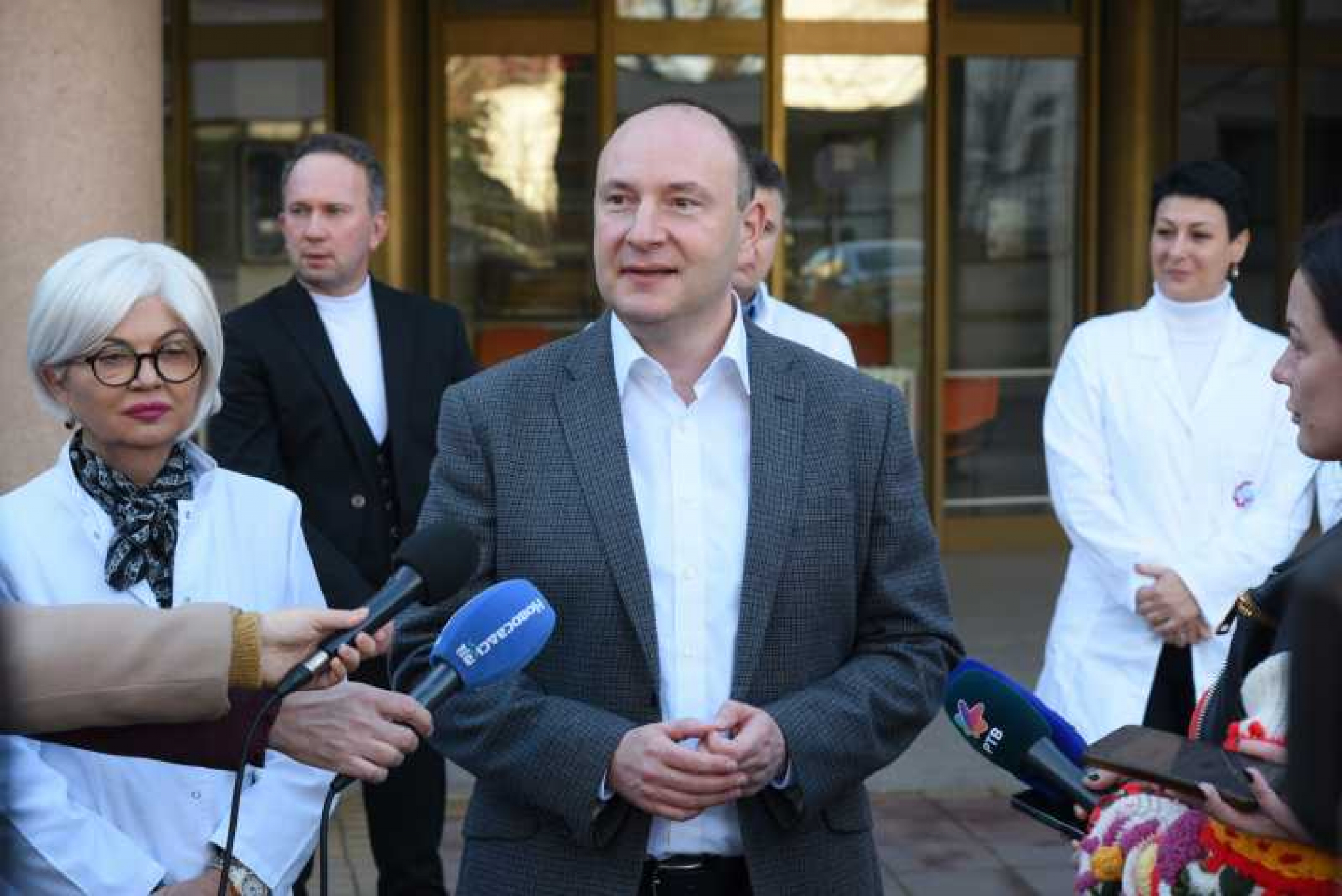 NOVOGODIŠNJI POKLON ZA PRVU NOVOSADSKU BEBU Gradonačelnik Đurić posetio porodilište Betanija