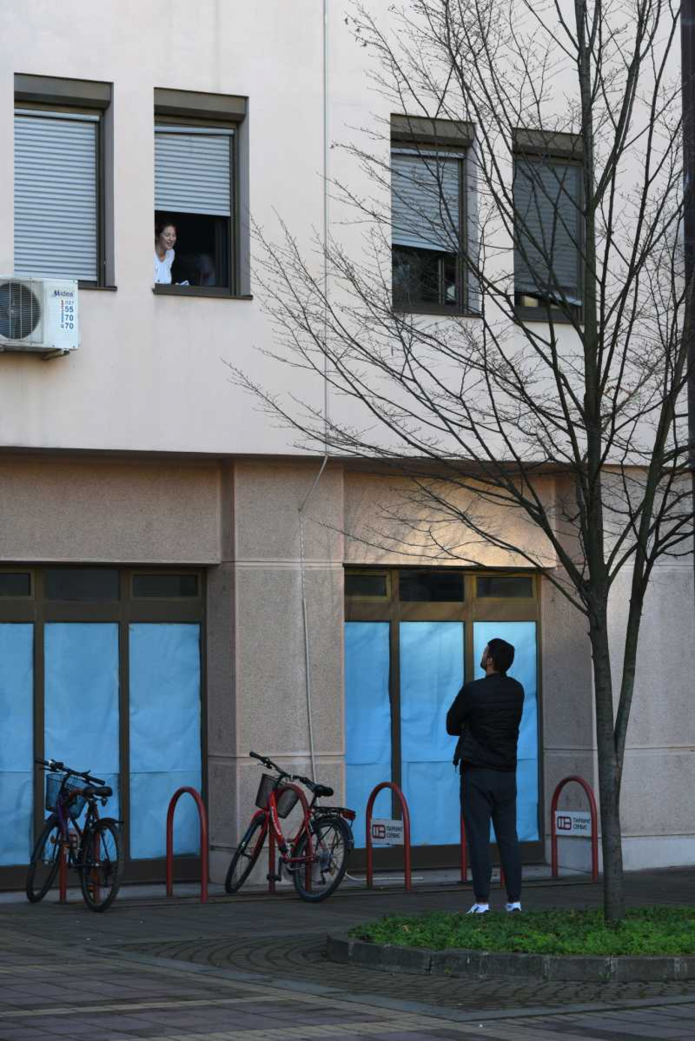 NOVOGODIŠNJI POKLON ZA PRVU NOVOSADSKU BEBU Gradonačelnik Đurić posetio porodilište Betanija