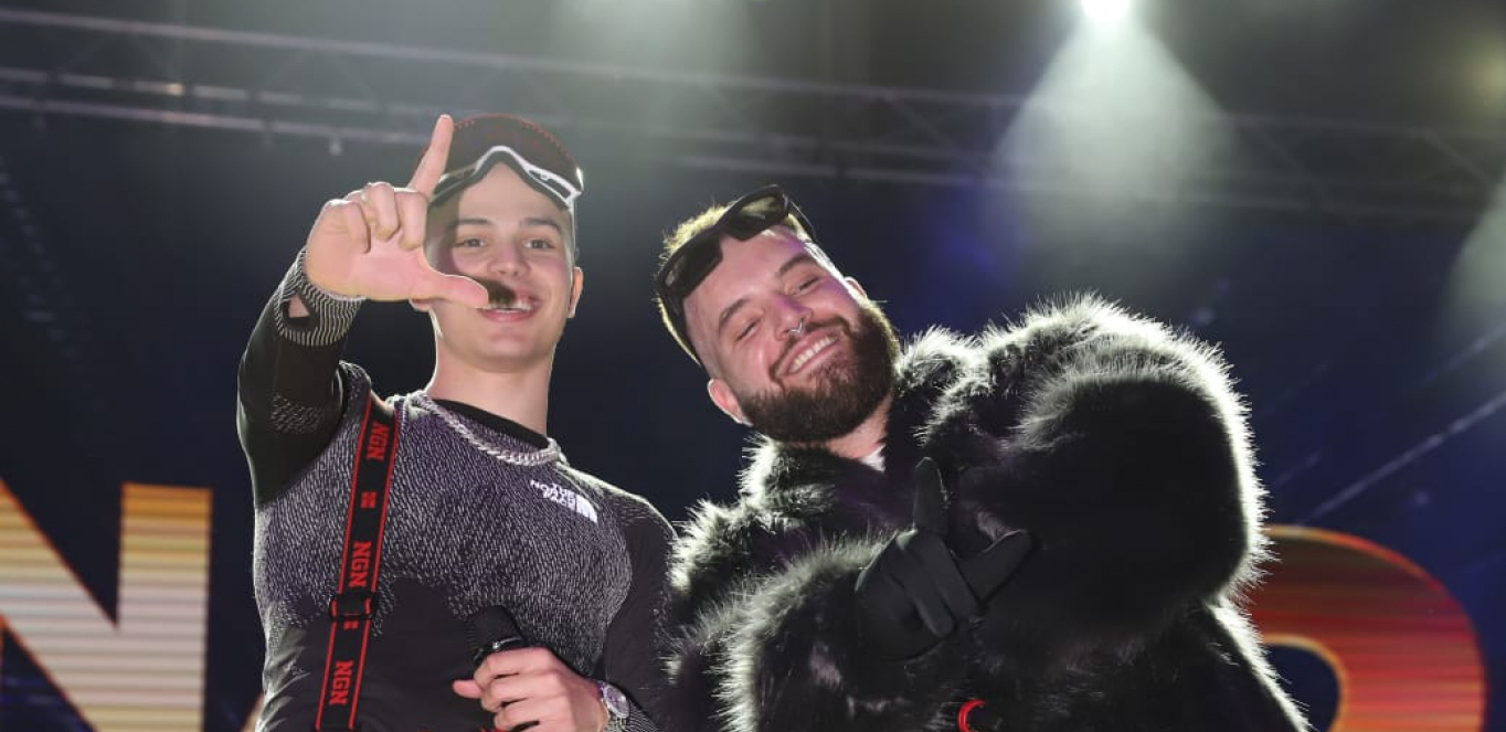 NAPRAVILI SPEKTAKL ISPRED SKUPŠTINE! Nucci i Vojaž oduvali sve, a reperov stajling svi komentarišu (FOTO)