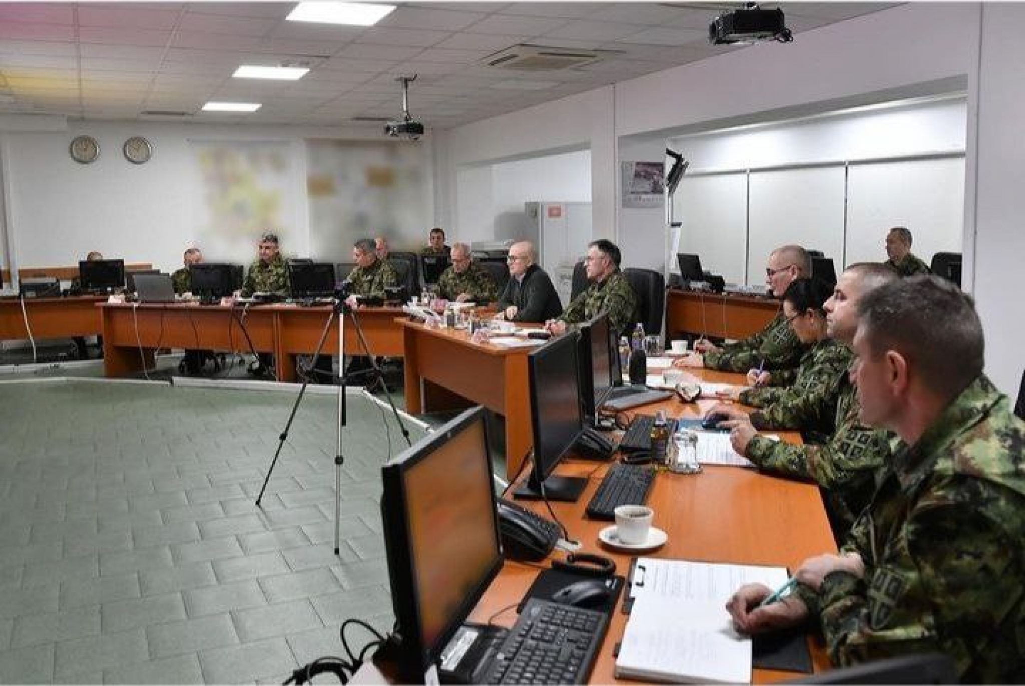 Ministar Vučević i general Mojsilović obišli Operativni centar sistema odbrane