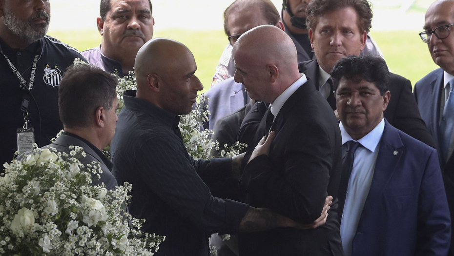 PRVE FOTOGRAFIJE SA PELEOVOG BDENJA Otvoren kovčeg sa telom slavnog Brazilca (FOTO)