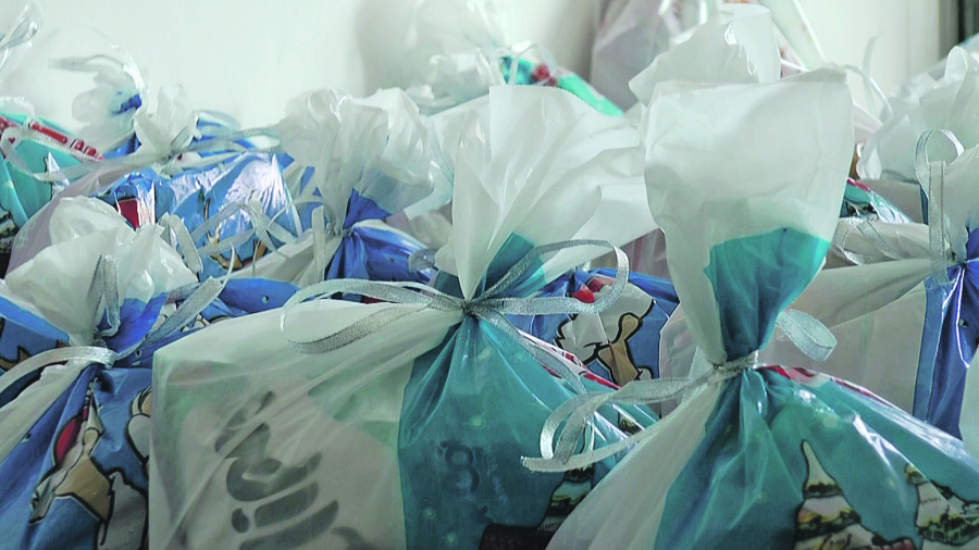 VREME DARIVANJA Gimnazijalci iz Čačka pokrenuli lanac humanosti: 100 paketića od srca