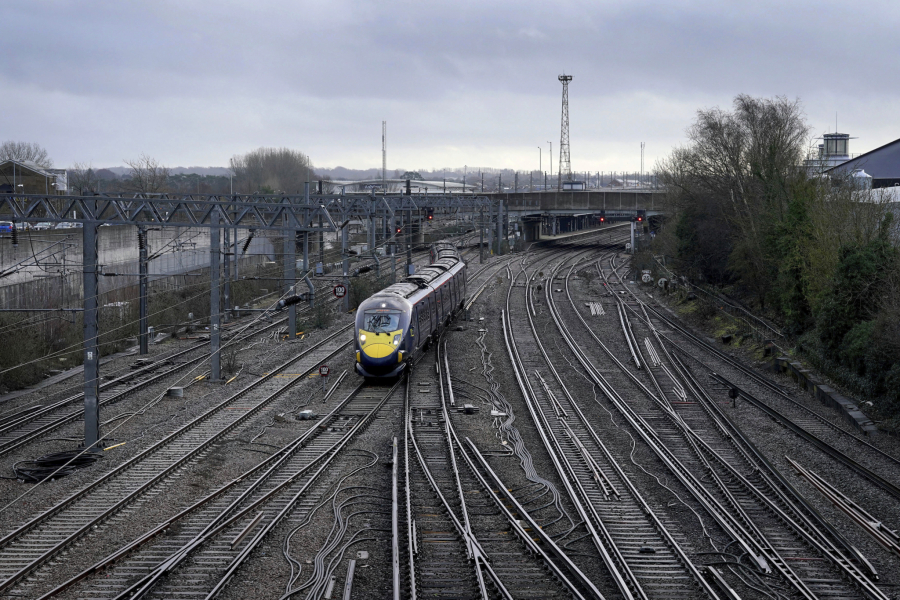 SRBIJA U KOLAPSU ZBOG SNEGA! Pada drveće, ima mnogo udesa, a evo gde su najveće gužve!
