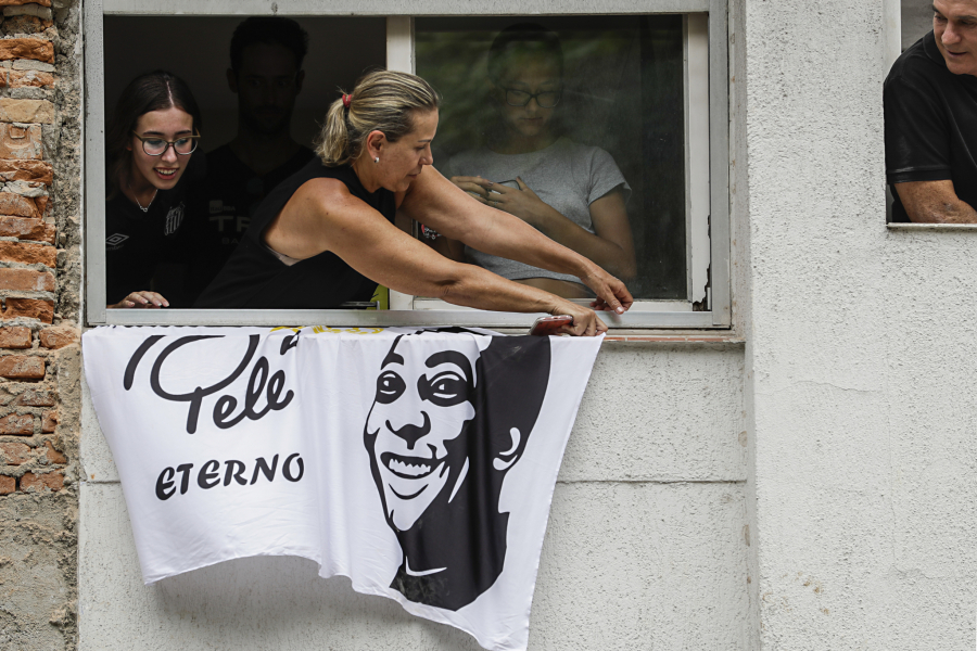 PELE ISPRAĆEN NA VEČNI POČINAK Brazil se oprostio od legendarnog fudbalera, sahranjen u gradu u kom se proslavio