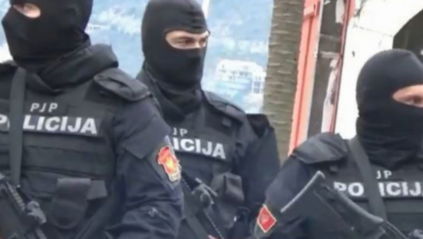 CRNOGORSKA POLICIJA NE MIRUJE! Specijalci upali u luksuzni stakleni kompelks u Budvi (FOTO)