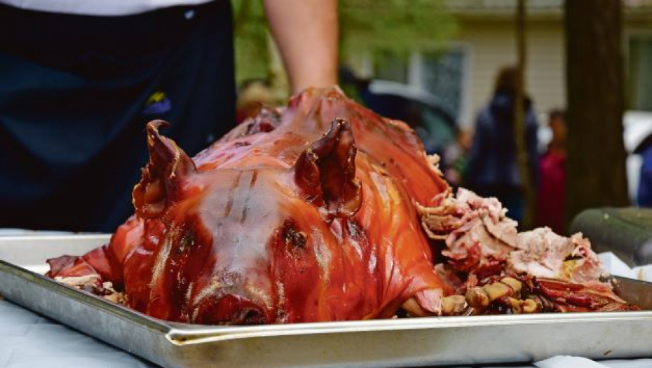 DA LI JE PEČENICA OBAVEZNA ZA BOŽIĆ Etnološkinja Vesna Marjanović otkriva zbog čega se prasetina seče na božićnom kolaču
