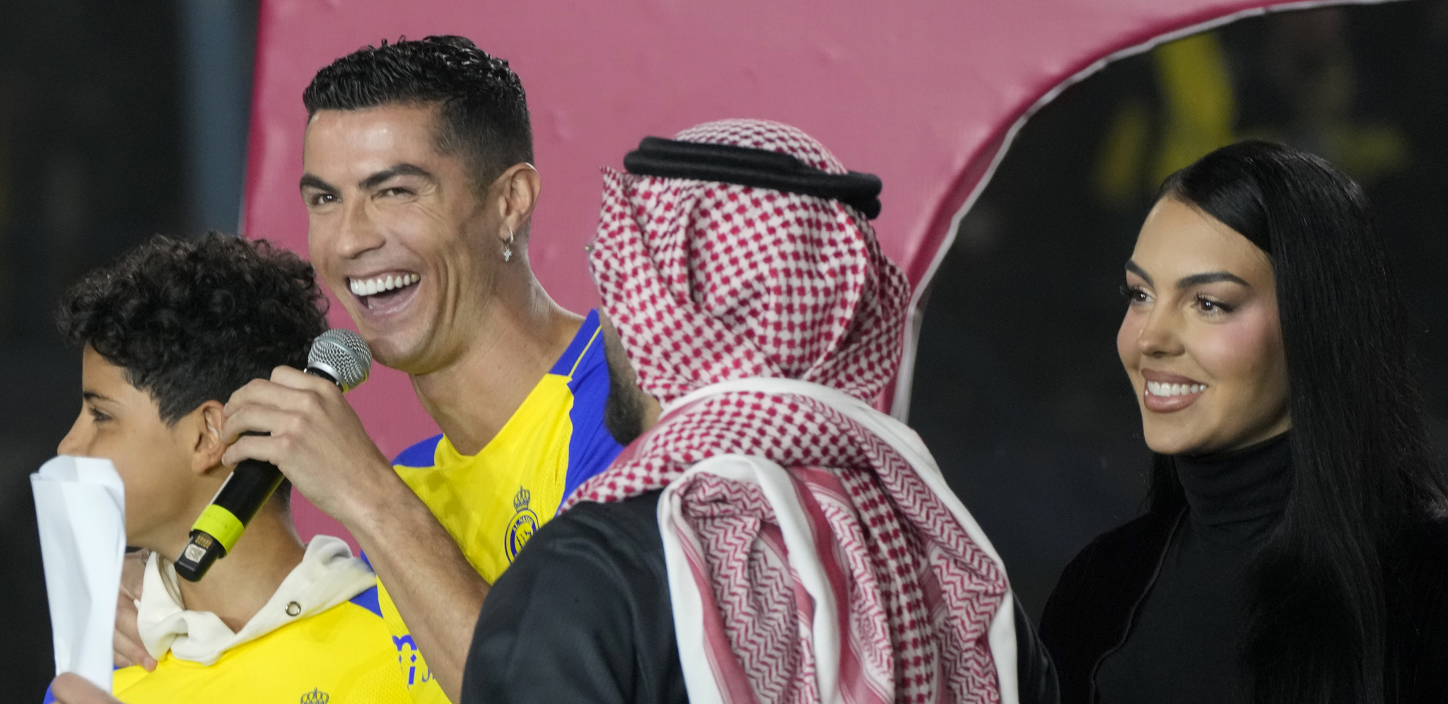DAN KOJI CELA PLANETA ČEKA Poznato kada Ronaldo debituje za Al Nasr, klub otpustio veliku zvezdu da bi registrovao Portugalca