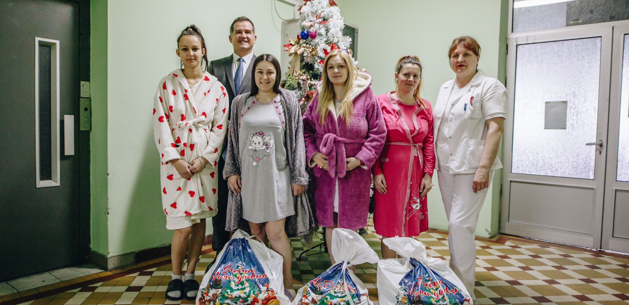 NIS uručio poklon pakete za 225 prvorođenih beba u 2023. godini