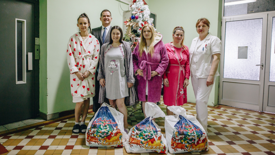 NIS uručio poklon pakete za 225 prvorođenih beba u 2023. godini