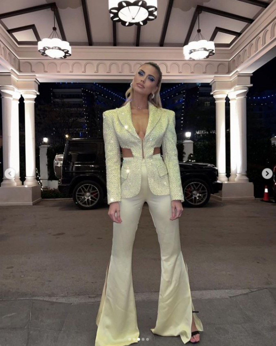 SIJA KAO ZLATO Milica Pavlović u nesvakidašnjem odelu oduševila fanove, KOMENTARI PLJUŠTE (FOTO)