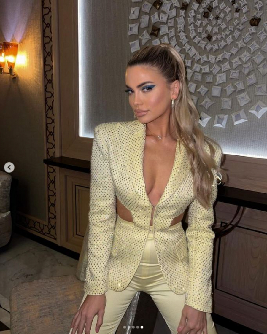 SIJA KAO ZLATO Milica Pavlović u nesvakidašnjem odelu oduševila fanove, KOMENTARI PLJUŠTE (FOTO)