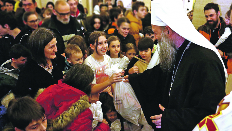 TRADICIONALNO Patrijarh Porfirije podelio božićne paketiće