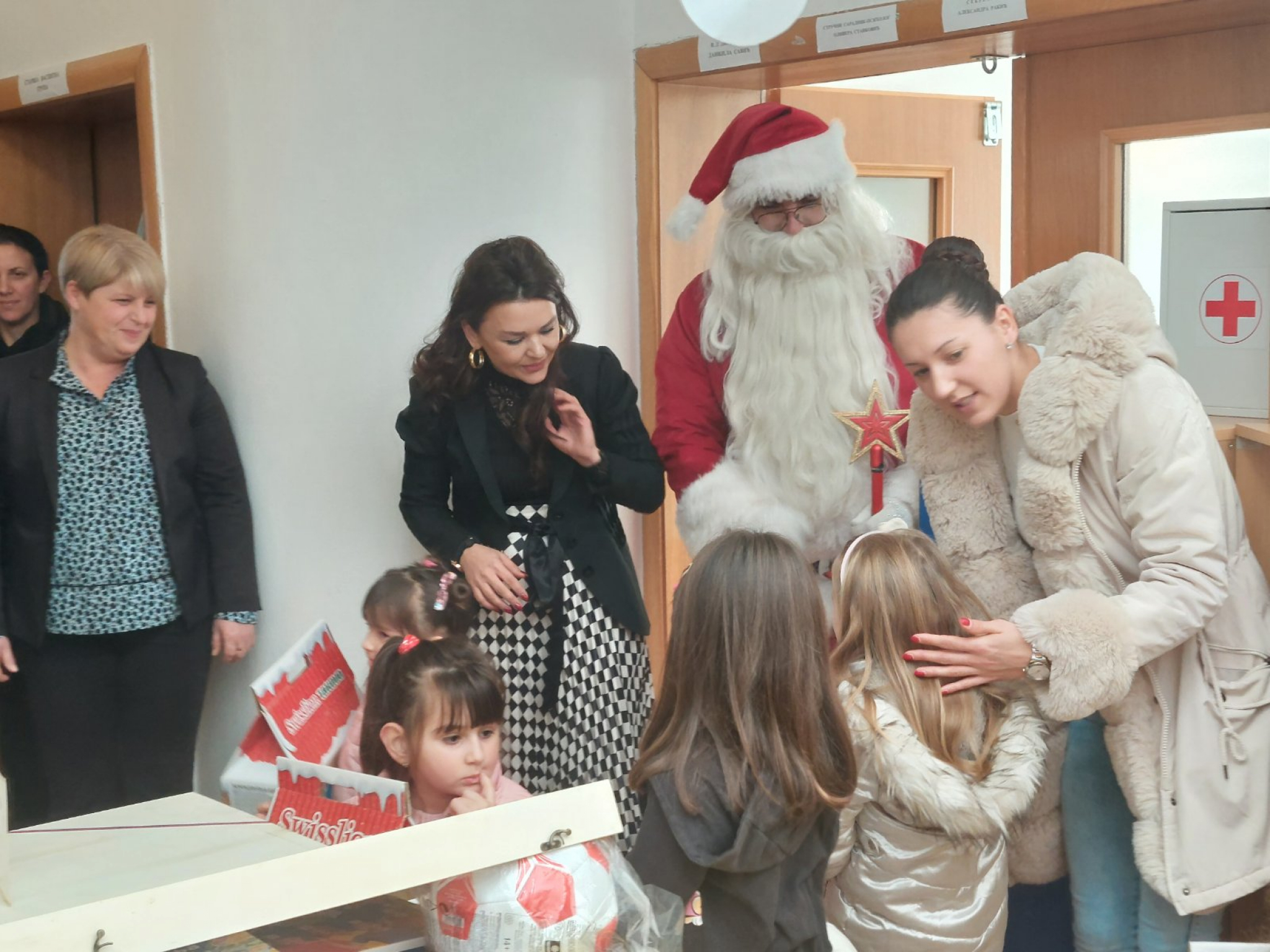 DAR PREDSEDNIKA SRBIJE Novogodišnji paketići stigli u Prilužje