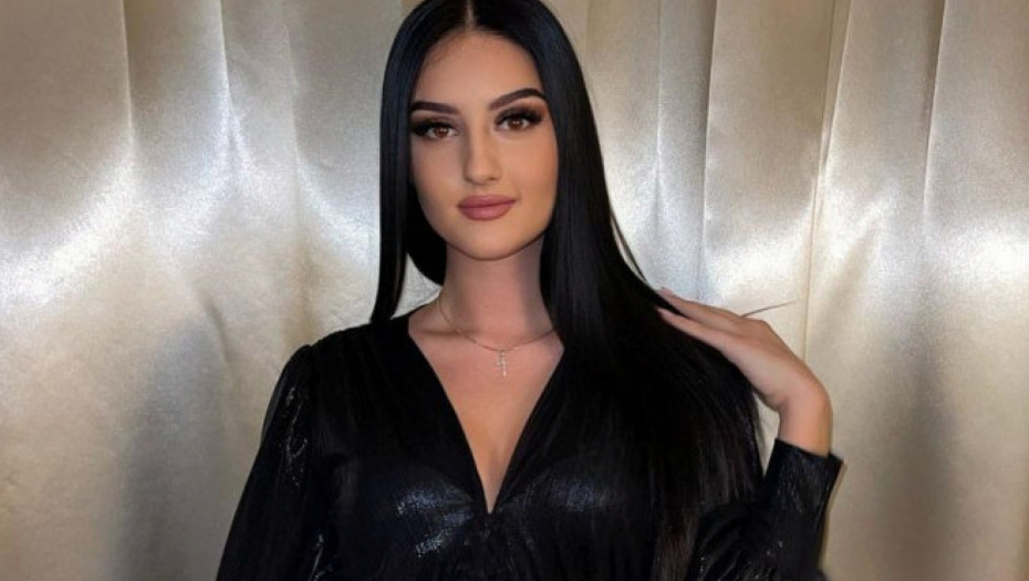 PROCURILE VRELE FOTKE ĆERKE DRAGANE MIRKOVIĆ U nikad provokativnijem izdanju, gole noge i hot telo (FOTO)