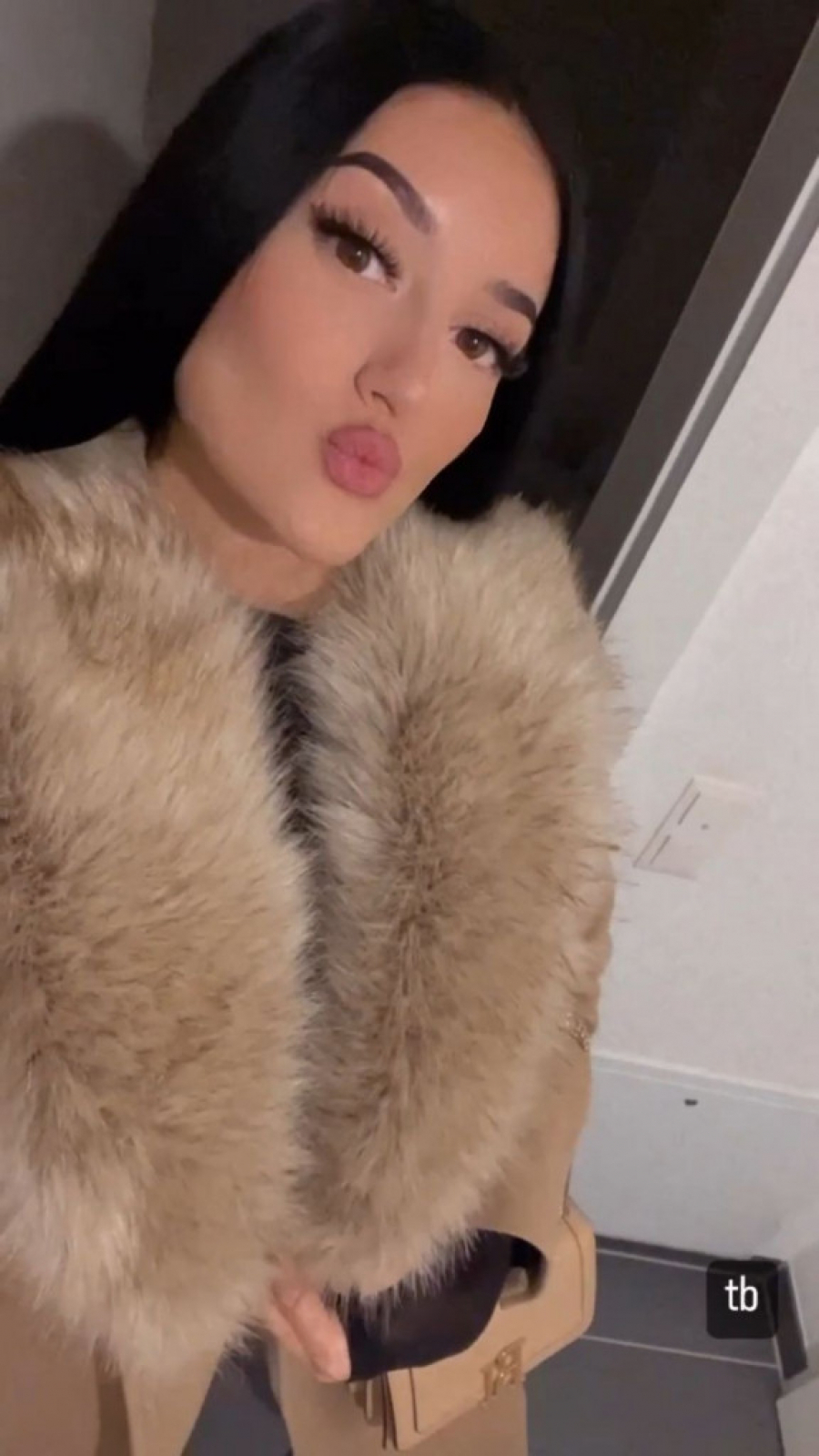 PROCURILE VRELE FOTKE ĆERKE DRAGANE MIRKOVIĆ U nikad provokativnijem izdanju, gole noge i hot telo (FOTO)