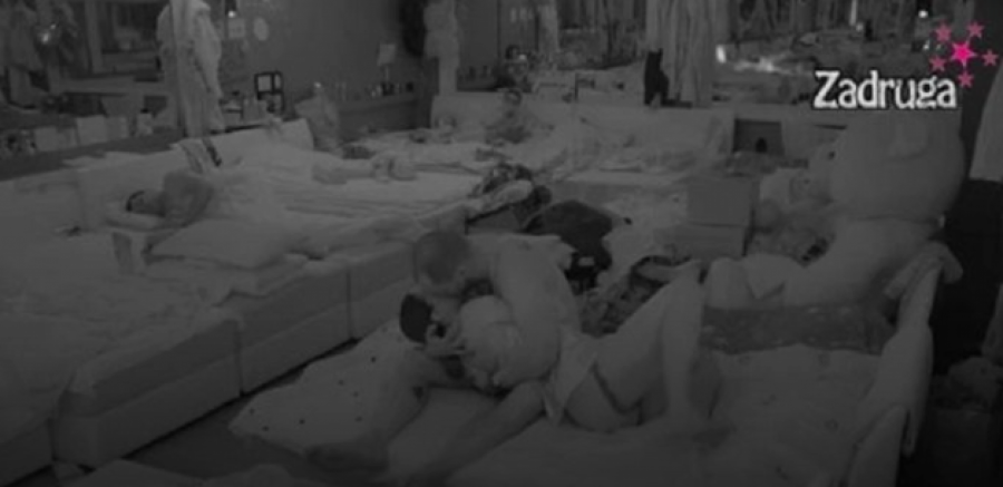 VIŠE NE MOŽE DA SE KONTROLIŠE Zvezdan zavukao ruku Anđeli ispod pidžame