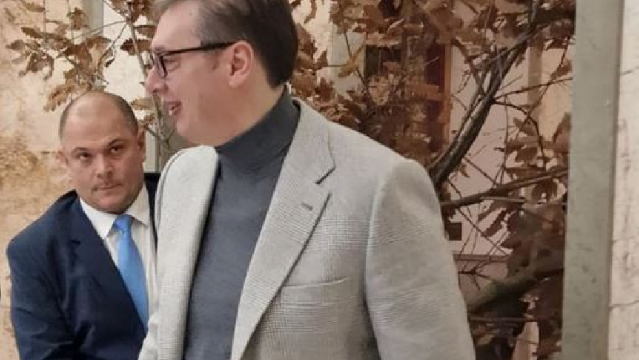 PO PRAVOSLAVNOM OBIČAJU Vučić uneo badnjak u zgradu Predsedništva