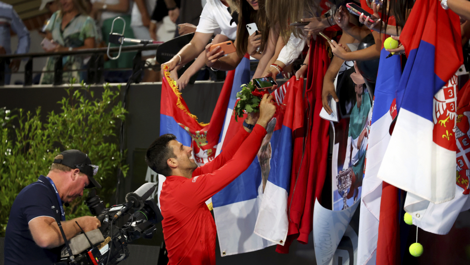 SRPSKE NAVIJAČICE POKLONILE NOVAKU BADNJAK Đokovićeva rekacija oduševila naciju (FOTO)