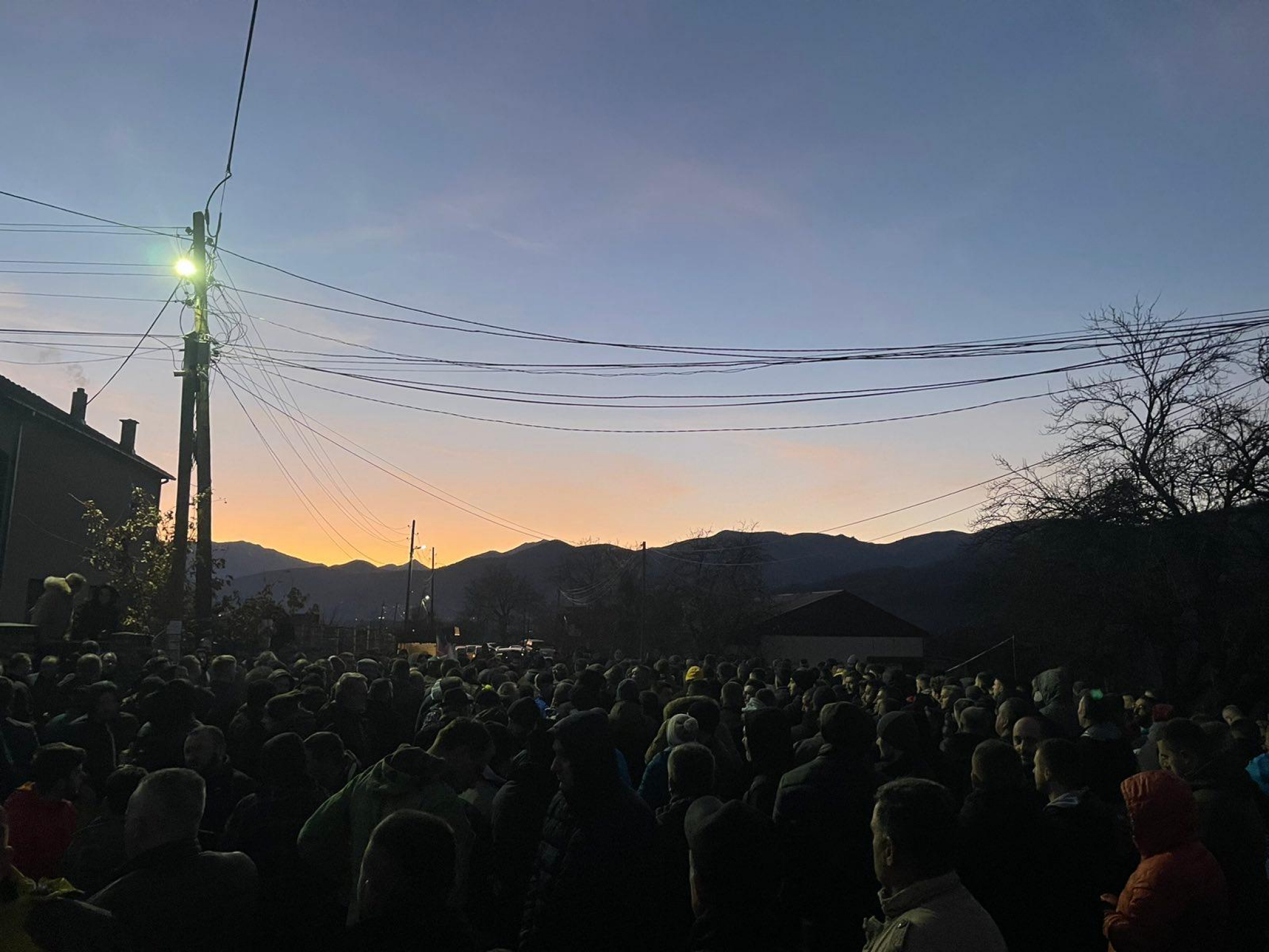 ALBANAC ISPALIO RAFALE NA SRPSKU BRAĆU ZBOG BADNJAKA Meštani blokirali regionalni put Štrpce - Uroševac (FOTO)