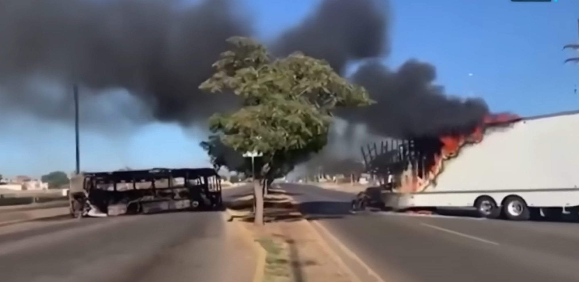"NE NAPUŠTAJTE DOM!" Nasilje pogodilo uporište meksičkog kartela nakon hapšenja El Čapovog sina (VIDEO)