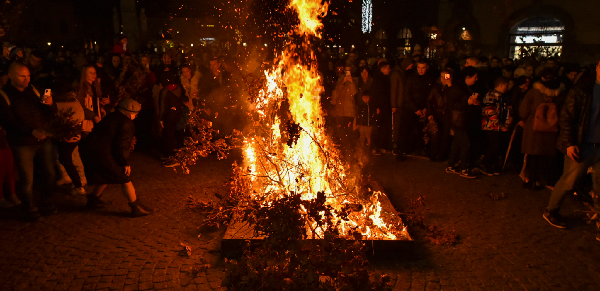 SUBOTIČANI UZ MOLITVU I POŠTOVANJE PALILI BADNJAKE Tradicionalno obeležavanje Badnjeg dana na centralnom gradskom trgu (FOTO)