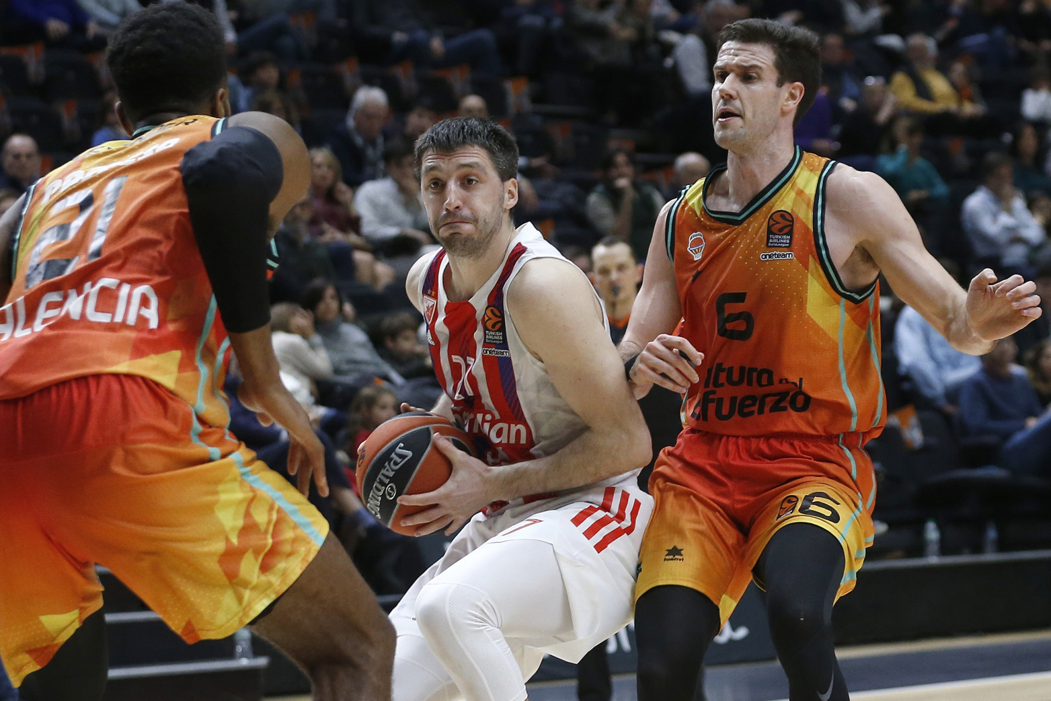 POLAŽAJNIK PETRUŠEV NAJAVIO BOŽIĆ Zvezda posle nestvarne drame slavila u Valensiji nakon više od pet godina