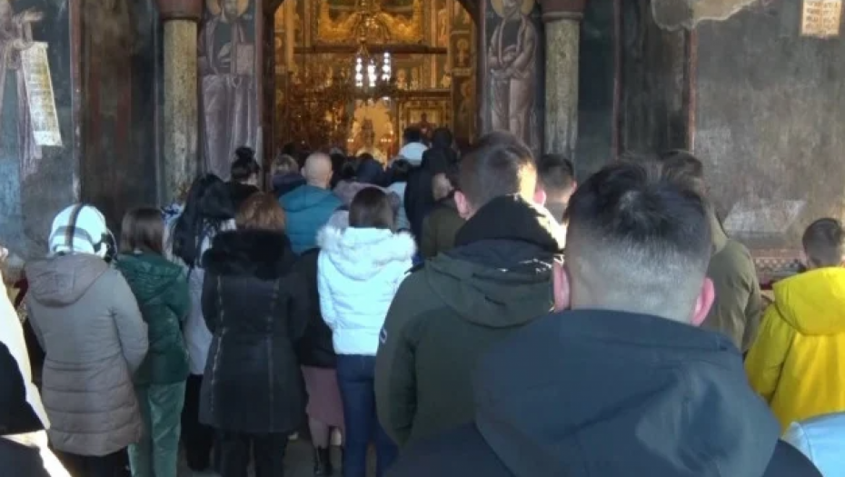 BOŽIĆ PROSLAVLJAJU SA STREPNJOM Žitelji Gračanice uznemireni zbog napada na srpske dečake (VIDEO)