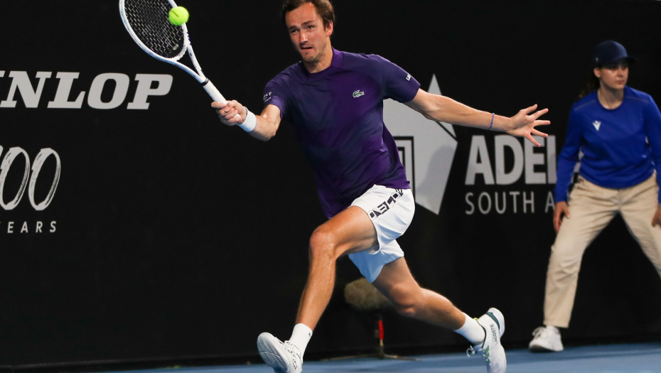 POTEZ KOJI JE RAZBESNEO NOVAKOVE NAVIJAČE Svi se pitaju da li se Medvedev rugao Novaku zbog povrede (FOTO)