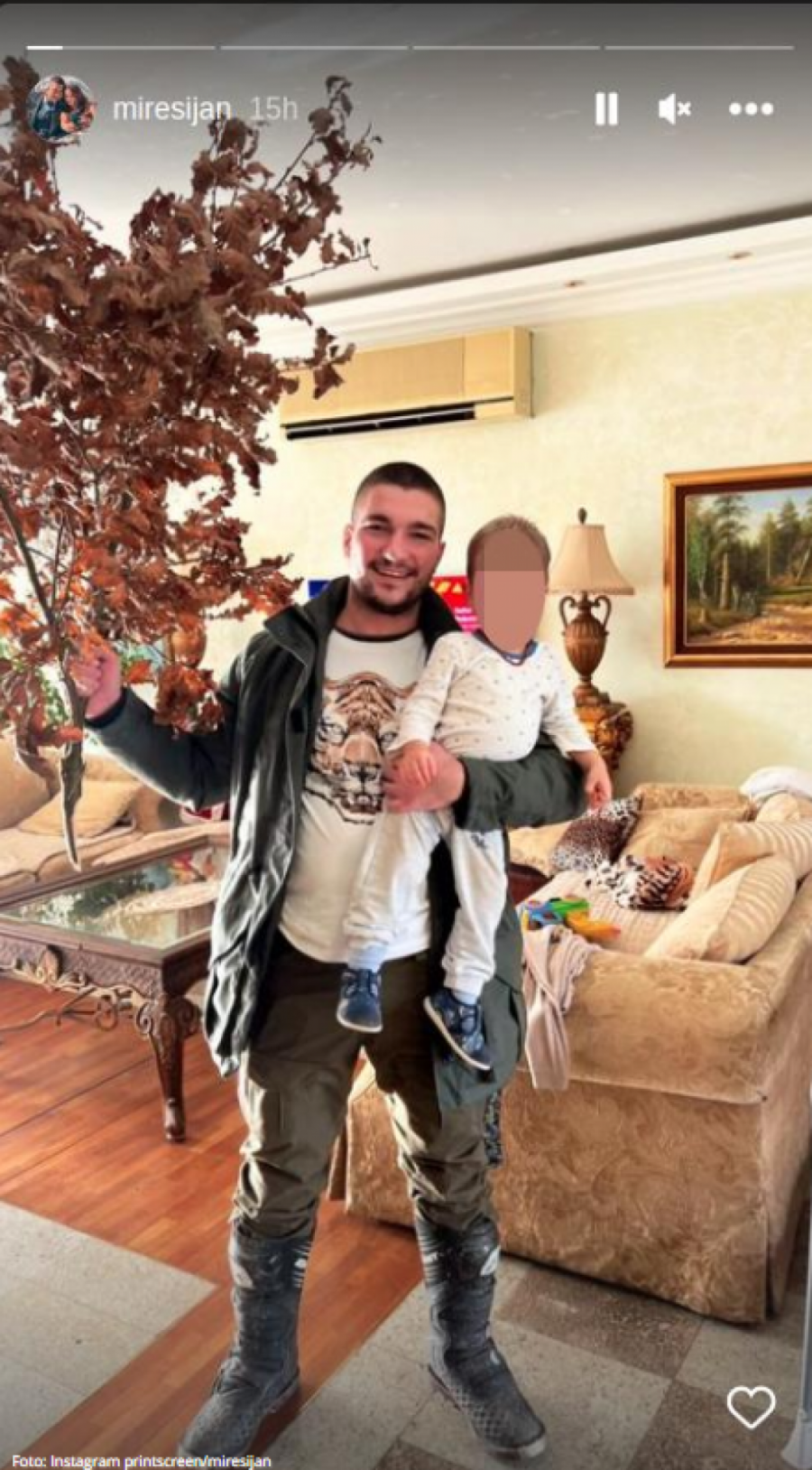 PONOSNI TATA DRŽI SINA Mirko Šijan i trudna Bojana ovako proslavljaju Božić