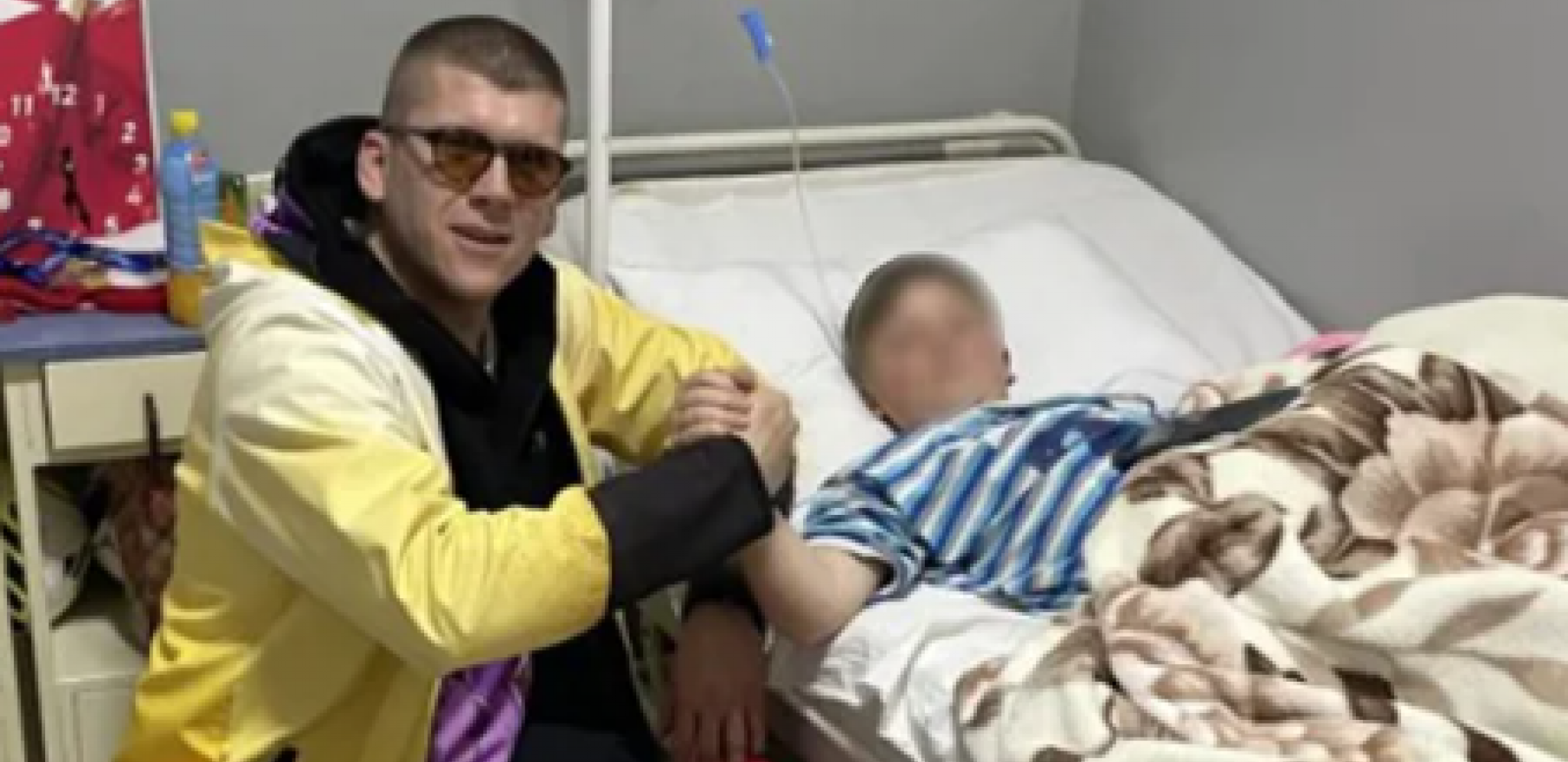 I KAMEN BI ZAPLAKAO Milan Janković Čorba u poseti ranjenom dečaku Stefanu
